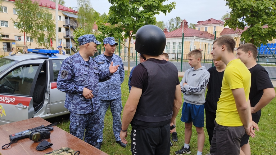 АКЦИЮ "КАНИКУЛЫ С РОСГВАРДИЕЙ" ПРОВЕЛИ ДЛЯ ДЕТЕЙ в ПЕЧОРАХ