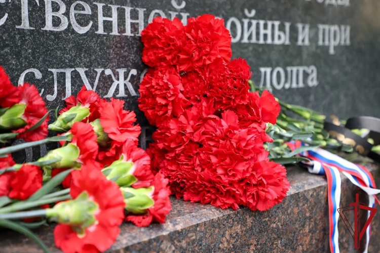 Росгвардейцы почтили память погибших при защите Отечества псковичей