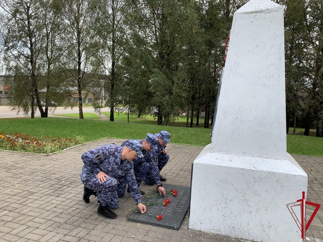 В Пскове росгвардейцы почтили память военнопленных, погибших в концлагере «Пески»