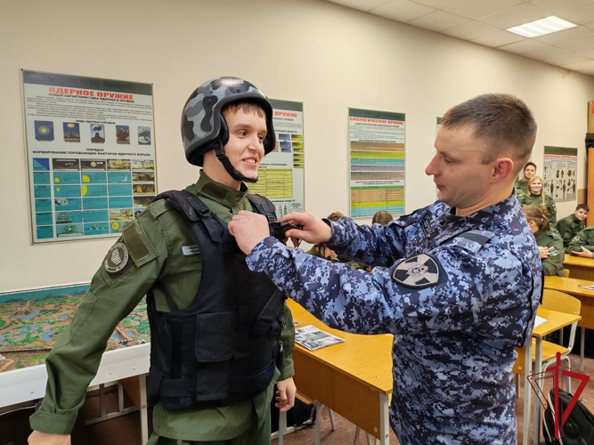 Сотрудники вневедомственной охраны Росгвардии встретились с воспитанниками центра «Воин» в рамках Дня призывника