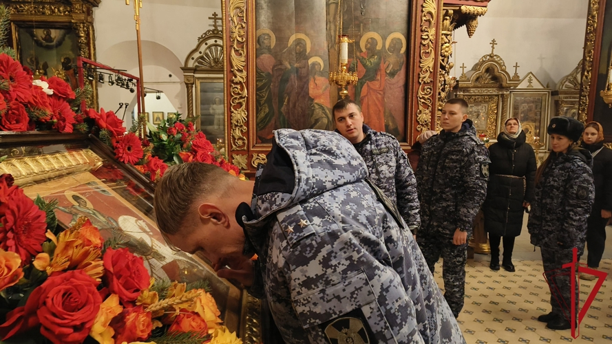 В Пскове росгвардейцы поклонились мощам святого Георгия Победоносца