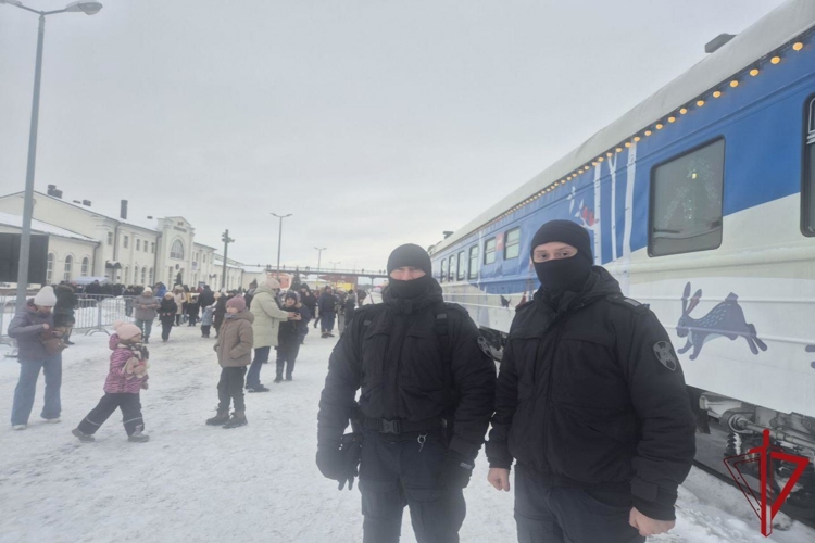 Сотрудники Росгвардии обеспечили безопасность во время визита поезда Деда Мороза в Великие Луки