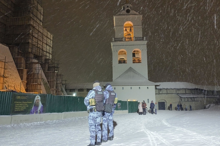 Сотрудники Росгвардии обеспечили безопасность граждан в Рождественскую ночь в Псковской области