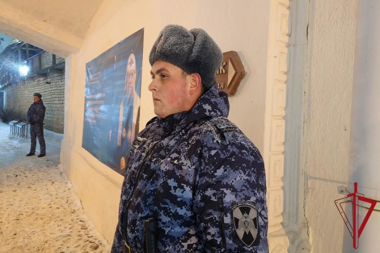 Сотрудники Росгвардии обеспечили безопасность граждан в Рождественскую ночь в Псковской области
