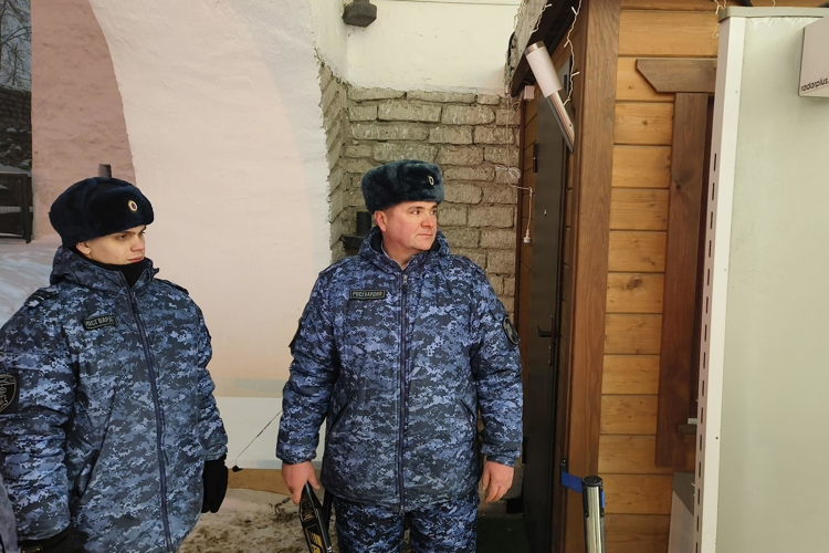 Сотрудники Росгвардии обеспечили безопасность граждан в Рождественскую ночь в Псковской области