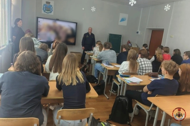 В Пскове росгвардейцы провели профориентационную встречу со старшеклассниками