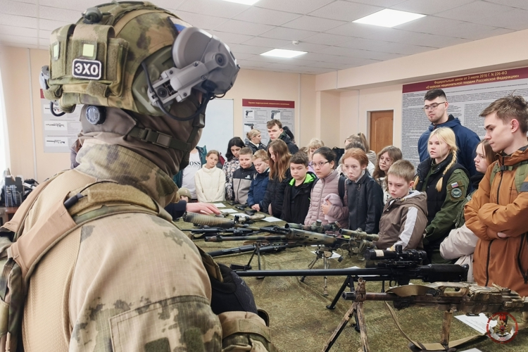В рамках акции «Дни Росгвардии» юные жители Пскова познакомились с работой ведомства