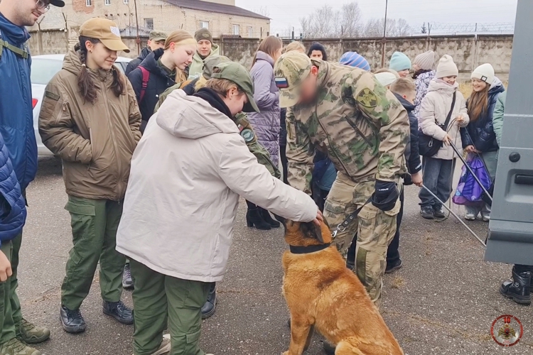 В рамках акции «Дни Росгвардии» юные жители Пскова познакомились с работой ведомства