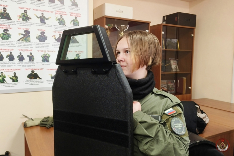 В рамках акции «Дни Росгвардии» юные жители Пскова познакомились с работой ведомства