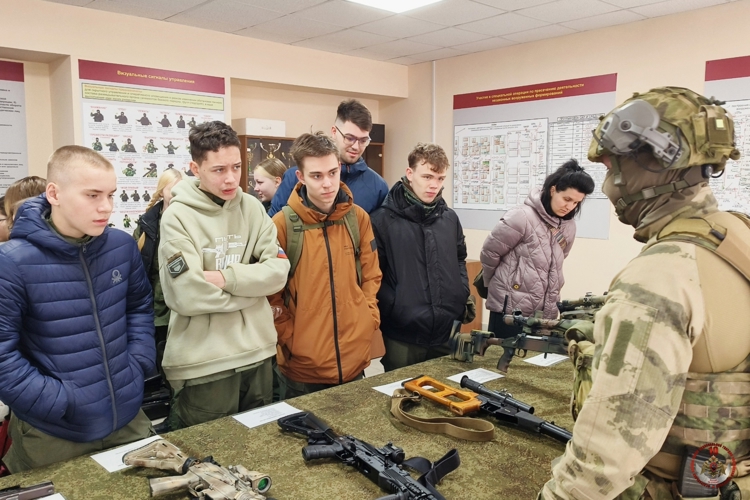 В рамках акции «Дни Росгвардии» юные жители Пскова познакомились с работой ведомства