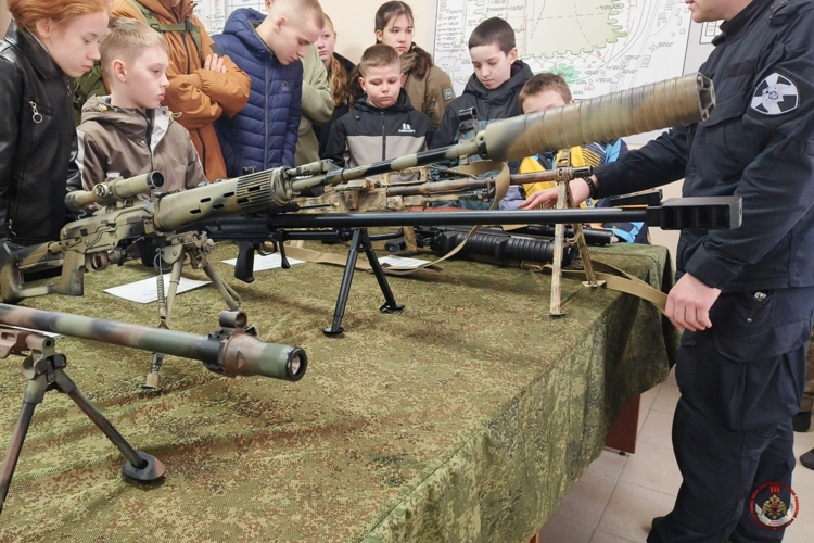 В рамках акции «Дни Росгвардии» юные жители Пскова познакомились с работой ведомства