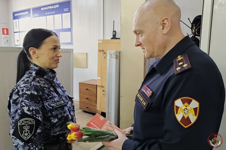 8 Марта начальник регионального Управления Росгвардии поздравил женщин-сотрудниц, обеспечивающих общественную безопасность