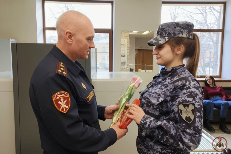 8 Марта начальник регионального Управления Росгвардии поздравил женщин-сотрудниц, обеспечивающих общественную безопасность
