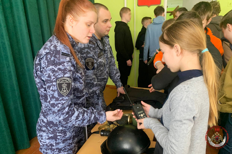 В Дедовичском округе росгвардейцы провели урок мужества