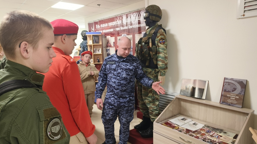 В Псковской областной библиотеке им. Курбатова открылась экспозиция Росгвардии