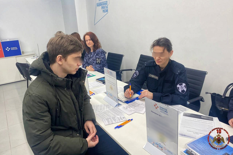 Псковские росгвардейцы приняли участие в ярмарке вакансий в фонде «Защитники Отечества»