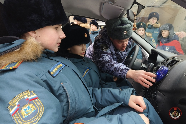Псковские школьники посетили региональное управление Росгвардии