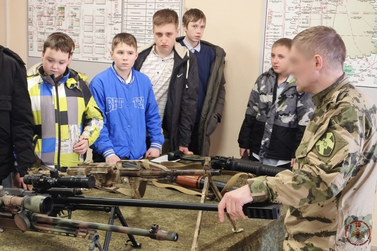 В Пскове школьники познакомились с работой Росгвардии в рамках акции «Дни Росгвардии»