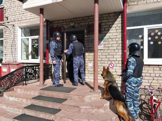 Псковские росгвардейцы принимают участие во всероссийских учениях по обеспечению безопасности в образовательных учреждениях