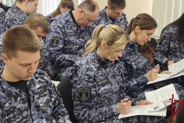В Пскове росгвардейцы приняли участие в «Диктанте Победы»