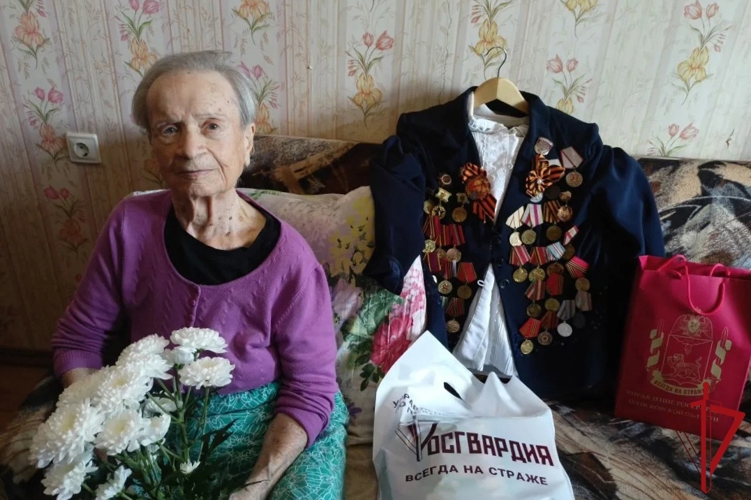 Росгвардейцы поздравили с Днем Победы 102-летнюю участницу войны