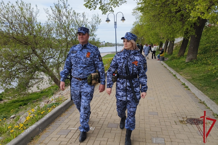 В Псковской области сотрудники Росгвардии обеспечили охрану общественного порядка во время празднования Дня Победы