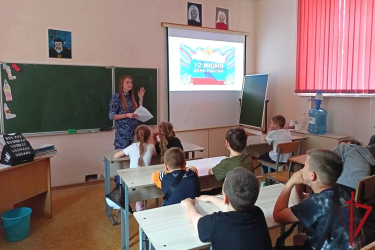​ Урок мужества в Пскове: росгвардейцы пообщались с ребятами в летнем лагере